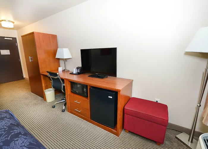 Baymont By Wyndham Grand Forks